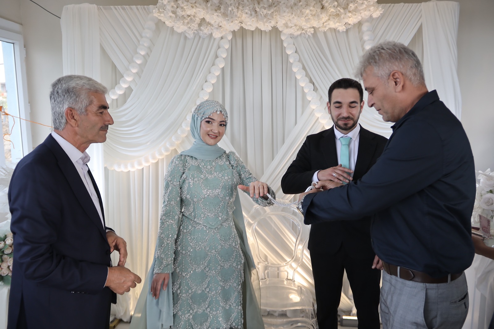 Hassa’da Duygu Dolu Nişan: Ayşenur ve Muzaffer Evliliğe İlk Adımı Attı… Hassa’da Duygu Dolu Nişan: Ayşenur ve Muzaffer Evliliğe İlk Adımı Attı…