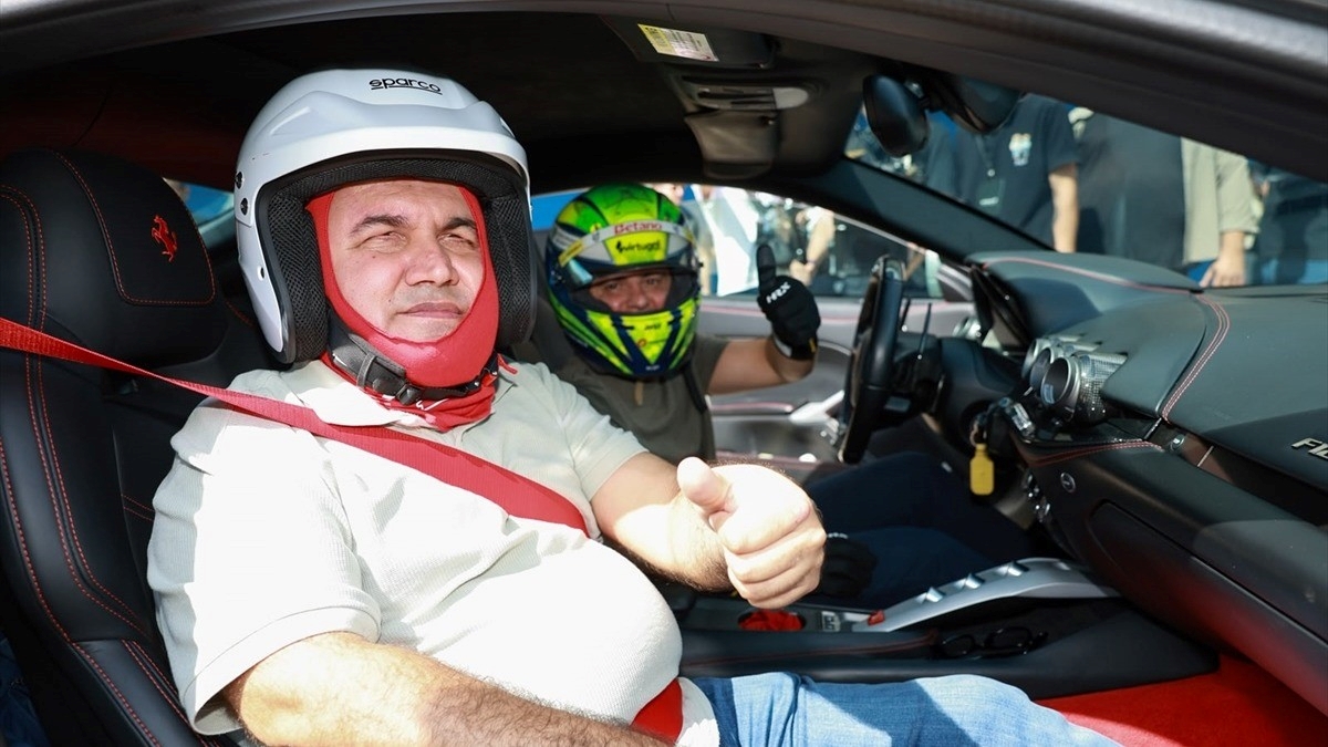 Felipe Massa, görme engelli Levent Karadöl ile İstanbul Park’ta piste çıktı Felipe Massa, görme engelli Levent Karadöl ile İstanbul Park’ta piste çıktı