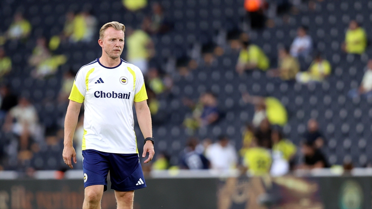Fenerbahçe’de yeni teknik direktör belirlenene kadar Dirk Kuyt görev yapacak