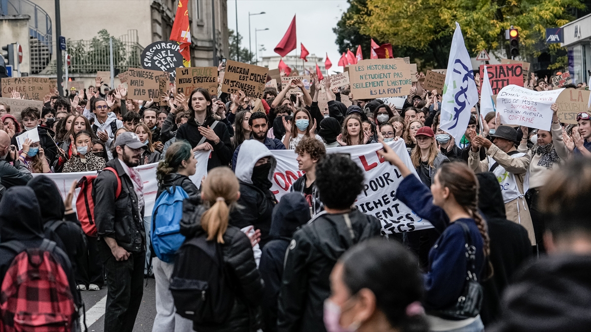 Fransa’da hükümetin taahhütlerine rağmen liselilerin eylemleri sürüyor