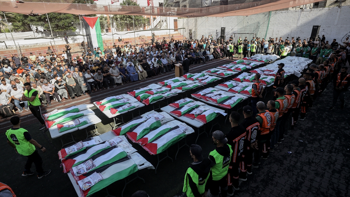 Gazze’de yaklaşık 3 yıl sonra enkazdan çıkarılan 75 Filistinlinin naaşı toprağa verildi Gazze’de yaklaşık 3 yıl sonra enkazdan çıkarılan 75 Filistinlinin naaşı toprağa verildi