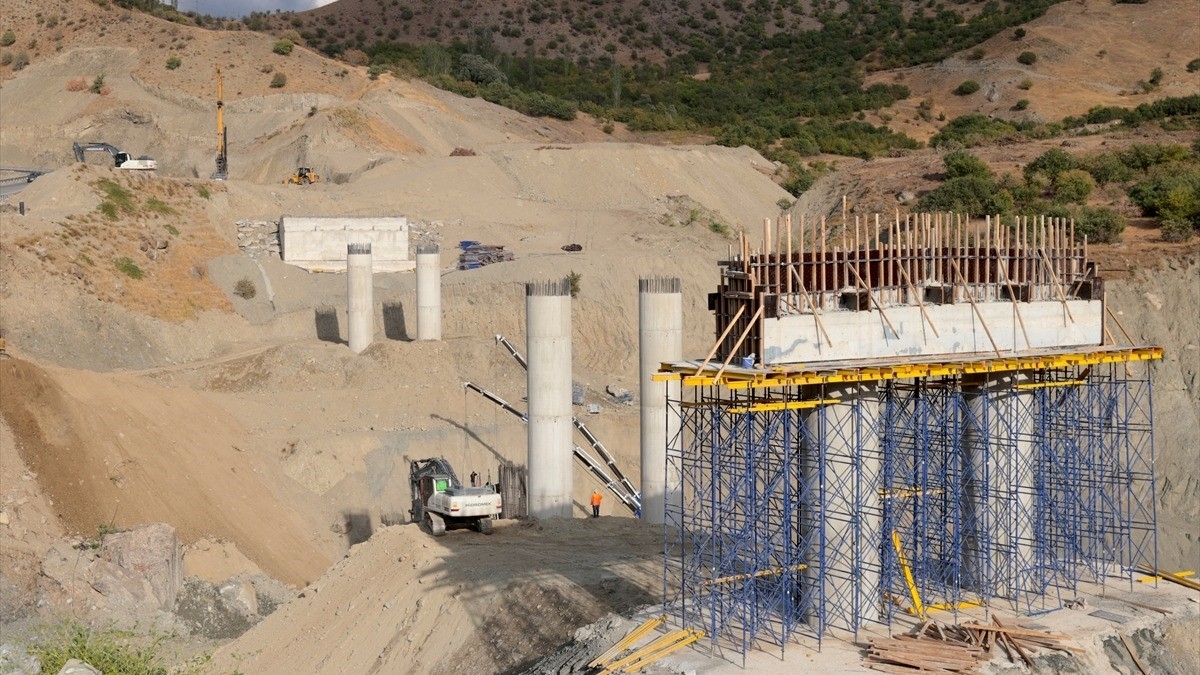 Heyelan sonrası Hakkari-Van kara yolunda iki kalıcı köprü yapılıyor Heyelan sonrası Hakkari-Van kara yolunda iki kalıcı köprü yapılıyor