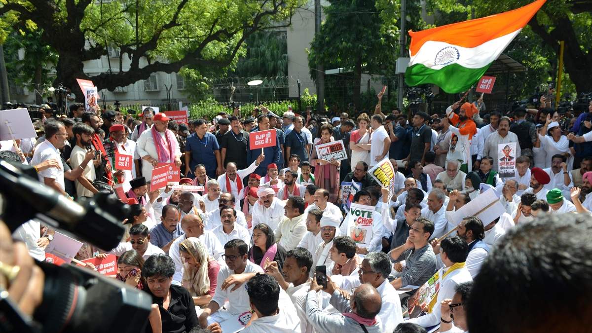 Hindistan’da seçmen listelerine yönelik protesto öncesinde güvenlik önlemleri artırıldı Hindistan’da seçmen listelerine yönelik protesto öncesinde güvenlik önlemleri artırıldı