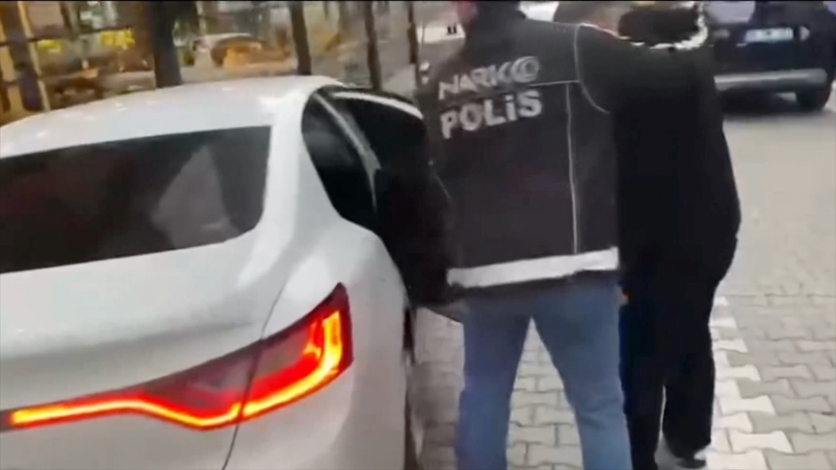 İstanbul merkezli uluslararası uyuşturucu suç örgütüne yönelik operasyonda 42 şüpheli yakalandı İstanbul merkezli uluslararası uyuşturucu suç örgütüne yönelik operasyonda 42 şüpheli yakalandı