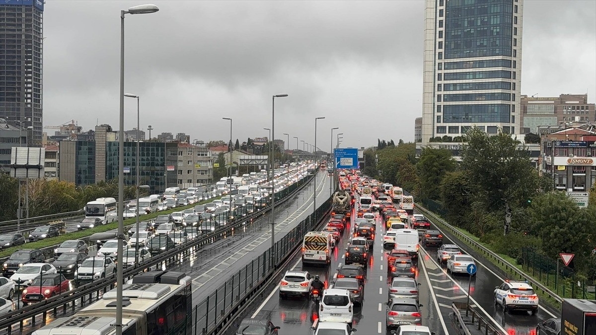İstanbul’da akşam saatlerinde yağışın da etkisiyle trafik yoğunluğu yüzde 89’a ulaştı