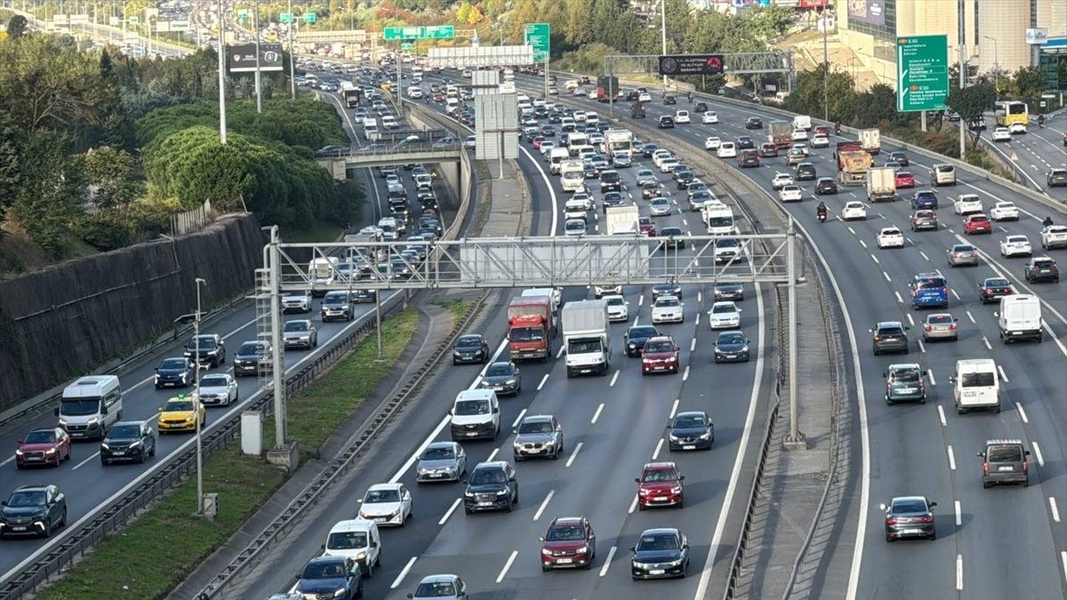 İstanbul’da sabah saatlerinde trafik yoğunluğu yaşanıyor
