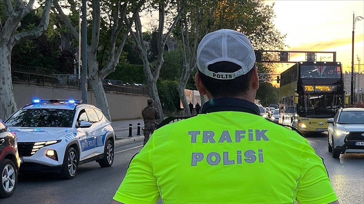 İstanbul’da yarın 3 ilçede bazı yollar trafiğe kapatılacak İstanbul’da yarın 3 ilçede bazı yollar trafiğe kapatılacak