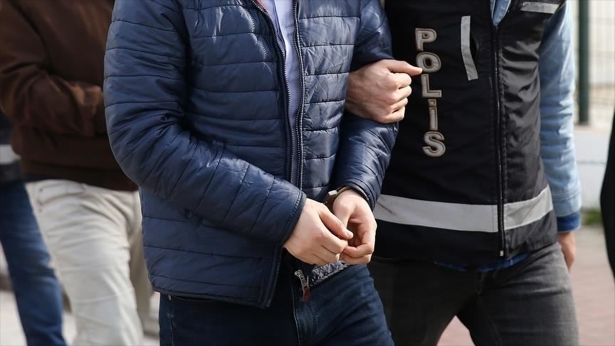 İstanbul’daki FETÖ operasyonlarında 24 şüpheli yakalandı İstanbul’daki FETÖ operasyonlarında 24 şüpheli yakalandı