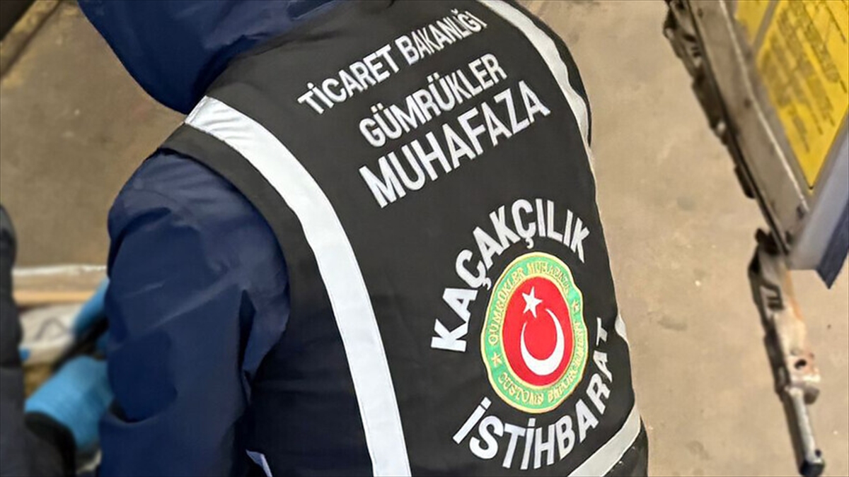 İzmir’de kaçak makaron üretimi yapılan fabrikada 125,5 milyon liralık eşyaya el konuldu İzmir’de kaçak makaron üretimi yapılan fabrikada 125,5 milyon liralık eşyaya el konuldu
