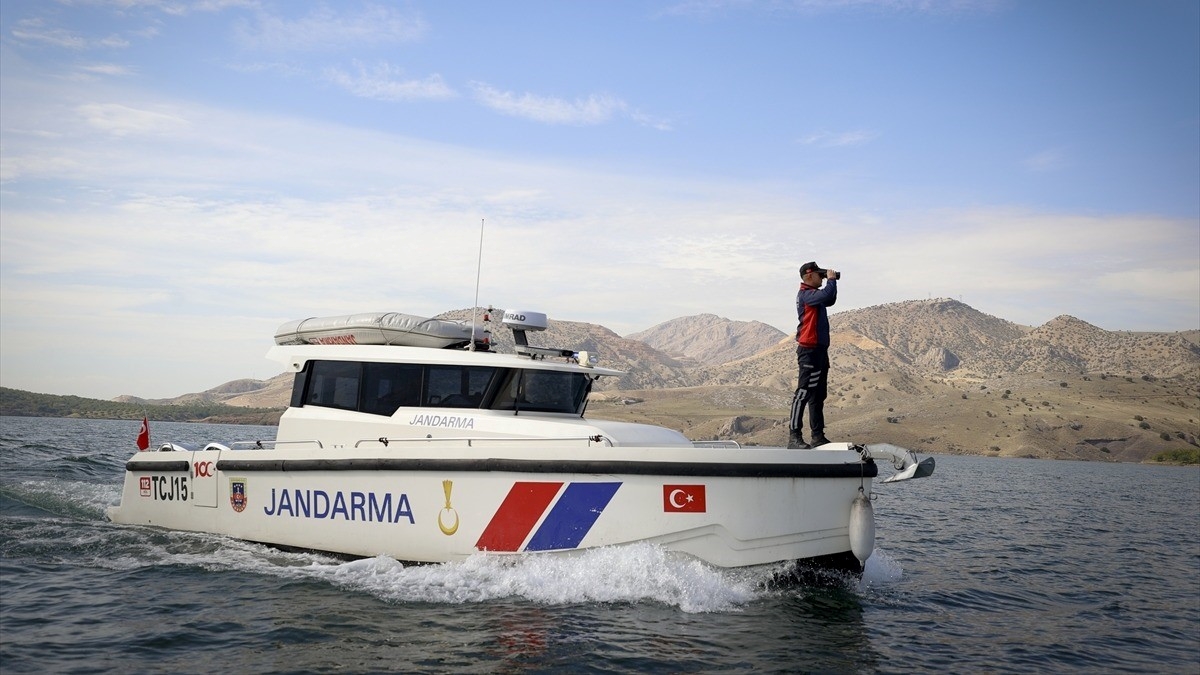 Jandarmanın “yüzen karakolu” Karakaya Barajı’nda görev başında Jandarmanın “yüzen karakolu” Karakaya Barajı’nda görev başında