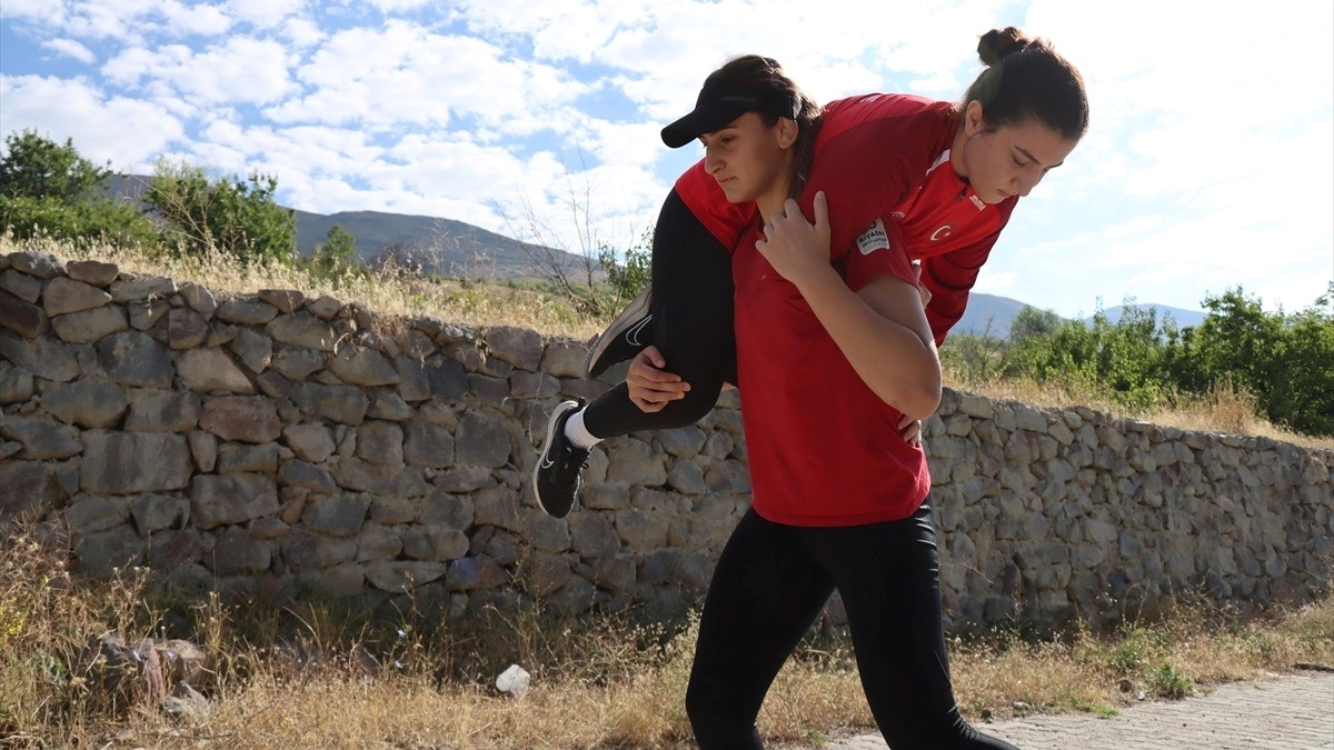 Kadın milli güreşçiler olimpiyat hedefiyle Erzincan’da güç depoluyor Kadın milli güreşçiler olimpiyat hedefiyle Erzincan’da güç depoluyor