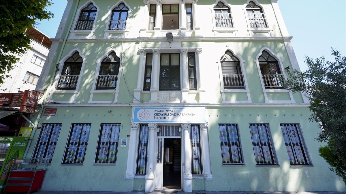 Kaptan-ı Derya’nın komutanlık binasında eğitim geleneğini sürdüren Cezayirli Gazi Hasanpaşa İlkokulu Kaptan-ı Derya’nın komutanlık binasında eğitim geleneğini sürdüren Cezayirli Gazi Hasanpaşa İlkokulu