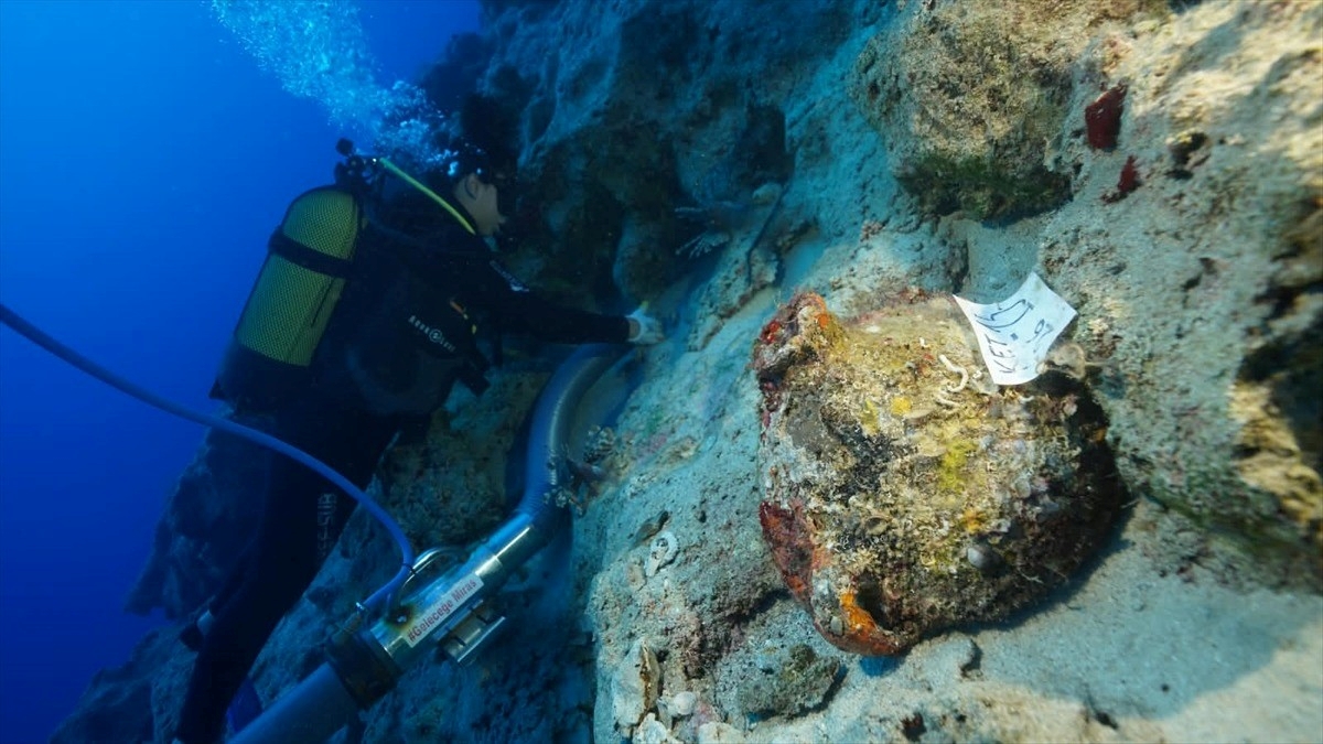 Kekova’da dünyanın en eski batığına ait amforalar bulundu