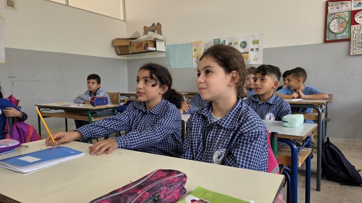 Lübnan’ın güneyindeki öğrenciler, İsrail uçaklarının gürültüsü ve patlama sesleri arasında okula gidiyor Lübnan’ın güneyindeki öğrenciler, İsrail uçaklarının gürültüsü ve patlama sesleri arasında okula gidiyor