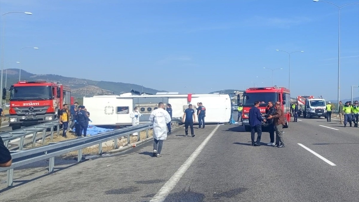 Manisa’da çekici ile tur otobüsü çarpıştı, 11 kişi hayatını kaybetti, 27 kişi yaralandı