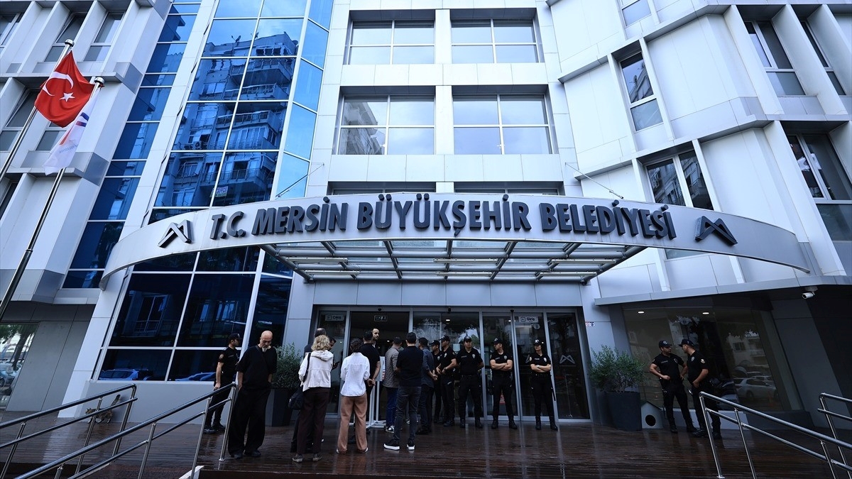 Mersin Büyükşehir Belediye Başkanı Seçer ve 58 kişi yolsuzluk iddiasıyla gözaltında Mersin Büyükşehir Belediye Başkanı Seçer ve 58 kişi yolsuzluk iddiasıyla gözaltında