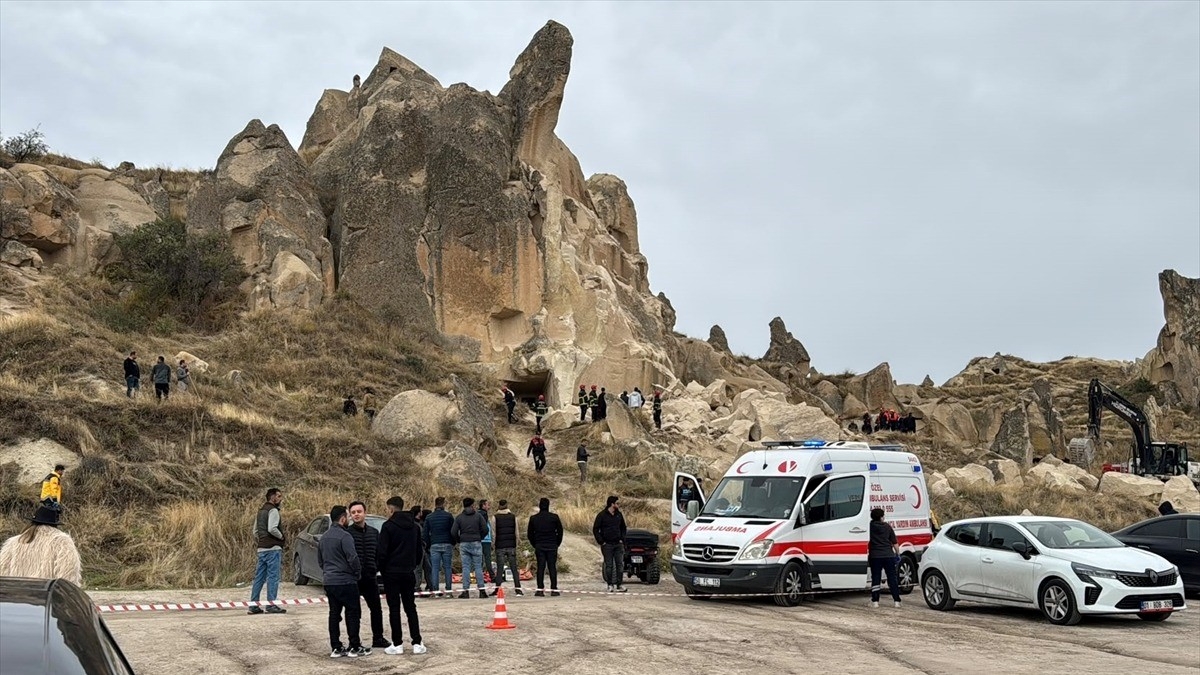 Nevşehir’de peribacasından kopan kaya parçalarının altında kalan 2 kişi hayatını kaybetti