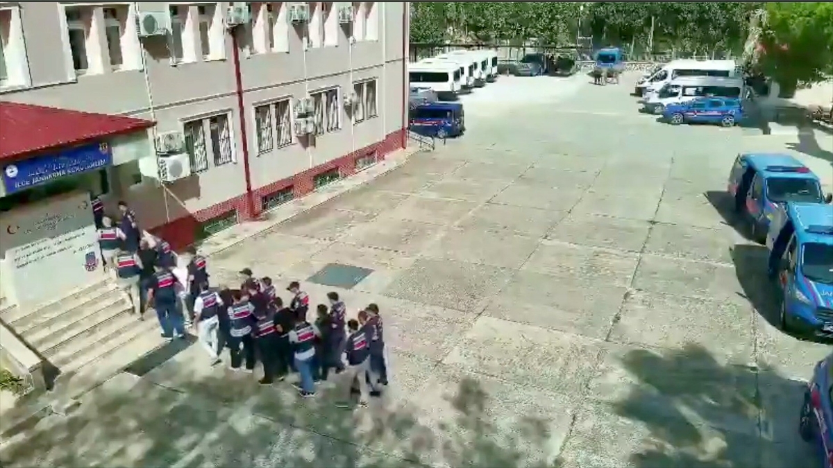 Osmaniye merkezli 8 ilde yasa dışı bahis suçuna yönelik operasyonlarda 59 şüpheli yakalandı Osmaniye merkezli 8 ilde yasa dışı bahis suçuna yönelik operasyonlarda 59 şüpheli yakalandı