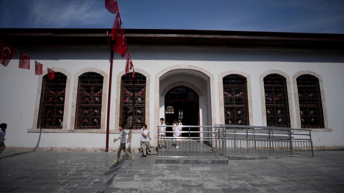 Osmanlı döneminde hastane olarak da kullanılan binada 115 yıldır  eğitim veriliyor