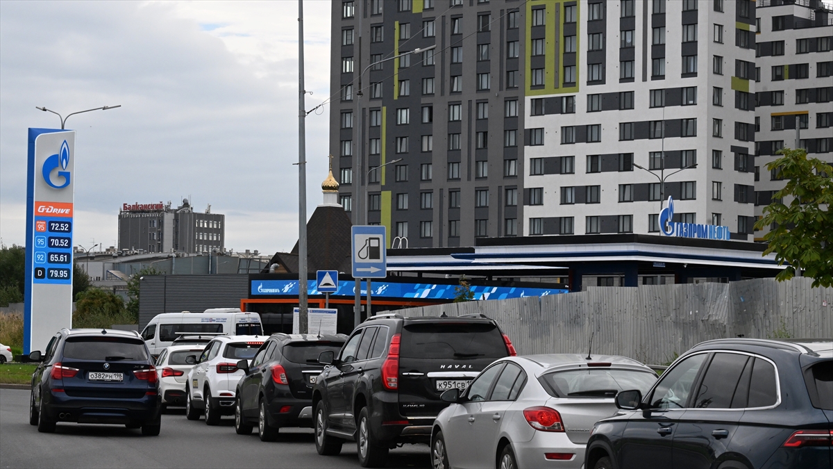 Rusya’da iç piyasa dengelenince benzin ihracatına tekrar başlanacağı belirtildi Rusya’da iç piyasa dengelenince benzin ihracatına tekrar başlanacağı belirtildi