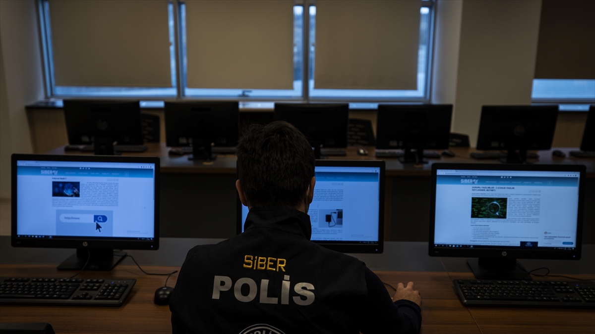 Siber suçlarla mücadele operasyonlarında 303 şüpheli tutuklandı Siber suçlarla mücadele operasyonlarında 303 şüpheli tutuklandı