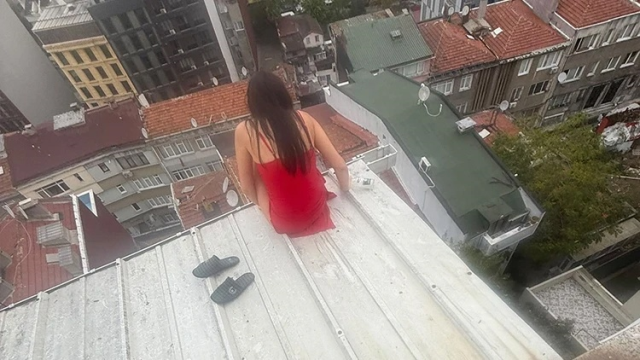 Şişli’de çatıdan düşen kadının son fotoğrafı ortaya çıktı! Şişli’de çatıdan düşen kadının son fotoğrafı ortaya çıktı!