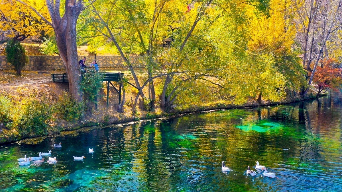 Sivas’ın “doğal akvaryumu”nda sonbahar renkleri hakim oldu