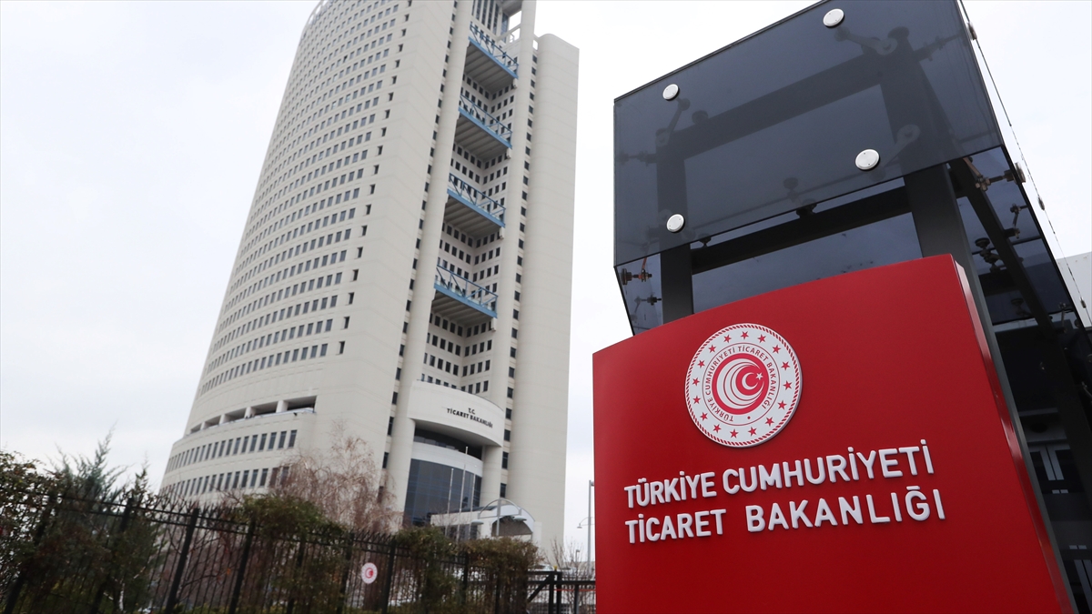 Sosyal medyada mevzuata aykırı taşınmaz ve taşıt ilanı veren 152 işletmeye 15,2 milyon lira ceza Sosyal medyada mevzuata aykırı taşınmaz ve taşıt ilanı veren 152 işletmeye 15,2 milyon lira ceza