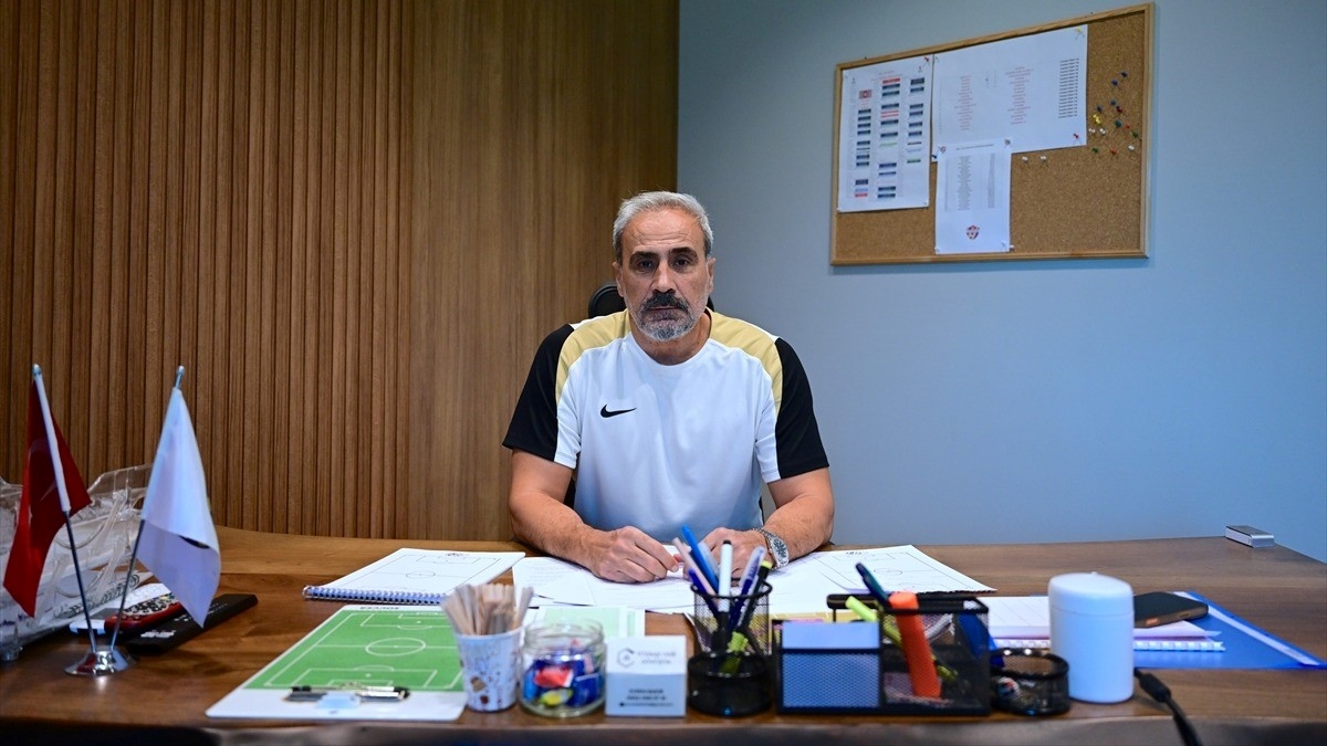 Teknik direktör Mustafa Dalcı, Eyüpspor gibi bir semt takımının başına geçmekten mutlu Teknik direktör Mustafa Dalcı, Eyüpspor gibi bir semt takımının başına geçmekten mutlu