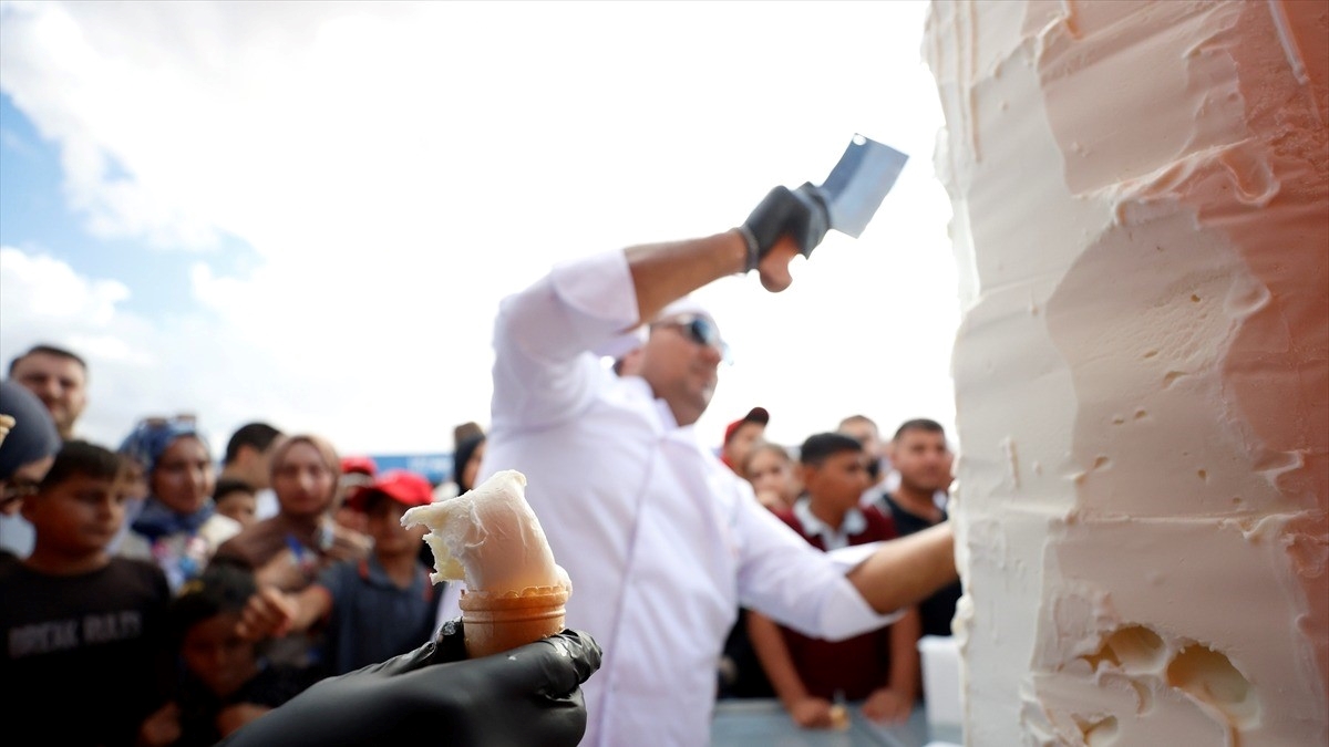 TEKNOFEST Güneydoğu’da 100 kilogram Kahramanmaraş dondurması dağıtıldı TEKNOFEST Güneydoğu’da 100 kilogram Kahramanmaraş dondurması dağıtıldı