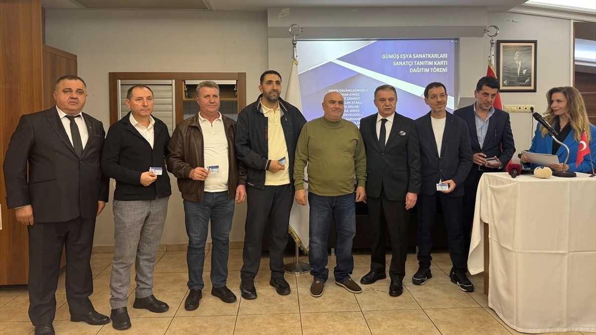 Türkiye’de 44 gümüş eşya sanatkarına “Somut Olmayan Kültürel Miras Taşıyıcısı Kartı” verildi Türkiye’de 44 gümüş eşya sanatkarına “Somut Olmayan Kültürel Miras Taşıyıcısı Kartı” verildi