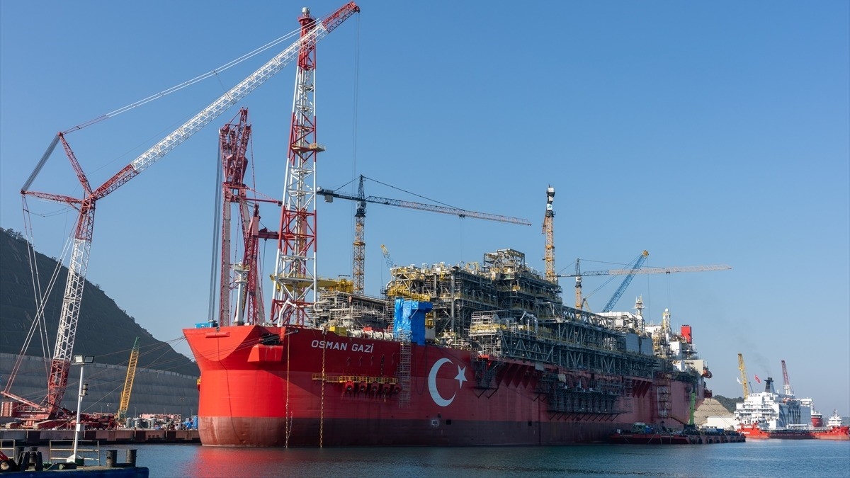 Türkiye’nin ilk yüzer üretim platformu Osman Gazi görev yerine uğurlanıyor Türkiye’nin ilk yüzer üretim platformu Osman Gazi görev yerine uğurlanıyor