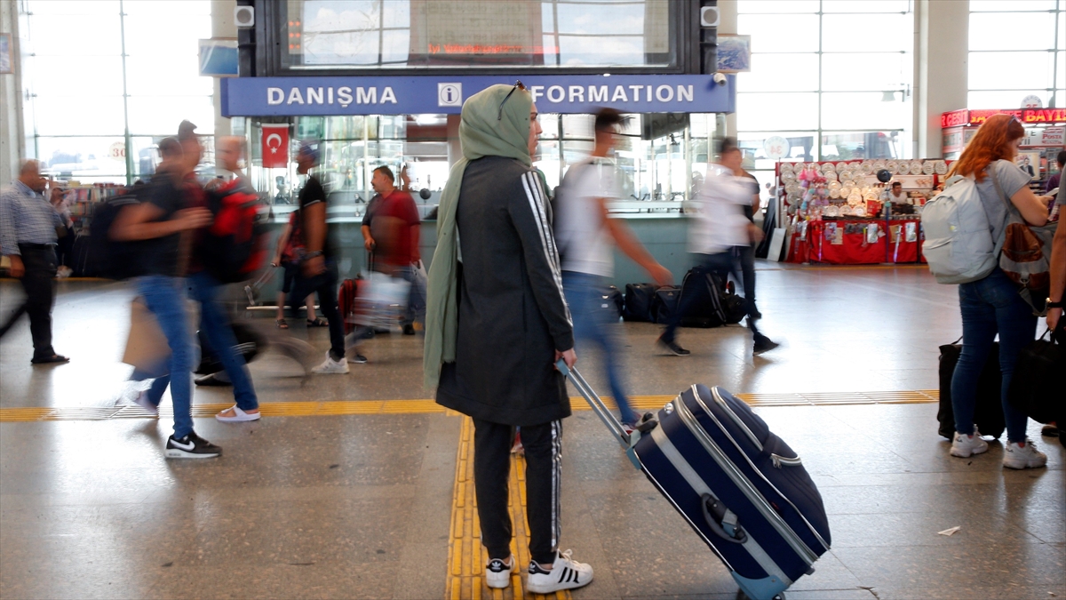 Yerli turistler yılın ikinci çeyreğinde 155 milyar lira seyahat harcaması yaptı Yerli turistler yılın ikinci çeyreğinde 155 milyar lira seyahat harcaması yaptı