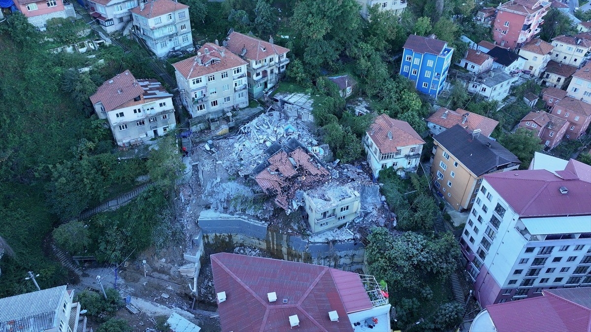 Zonguldak’ta çöken binanın çevresindeki 7 bina tedbiren boşaltıldı Zonguldak’ta çöken binanın çevresindeki 7 bina tedbiren boşaltıldı